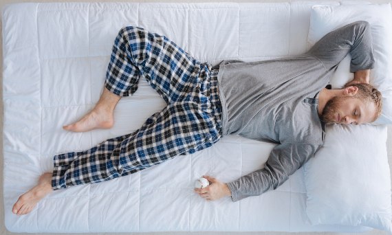 Jak szybko zasnąć w 60 sekund? Czy jest to możliwe?