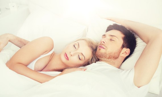 Spanie z telefonem – wpływ na nasz organizm