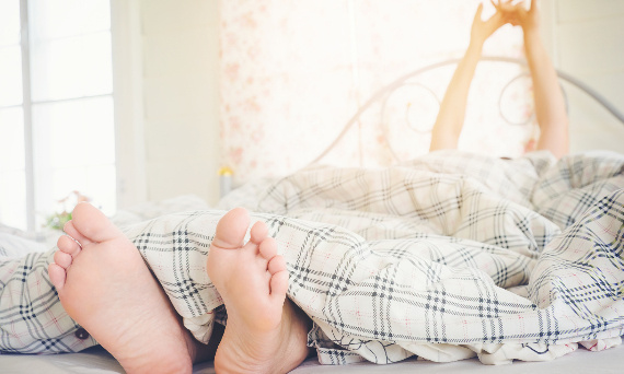 Budzenie się w nocy – co oznacza? Powody budzenia się w nocy