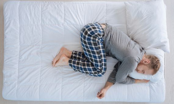 Materac nawierzchniowy – czym się różni od innych materacy?